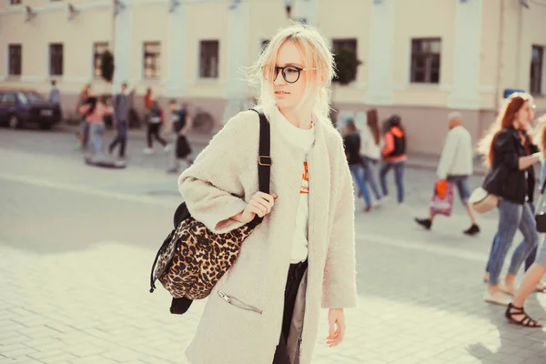 Young Beautiful Girl Posing Street Dress Backpack — Stock Photo, Image