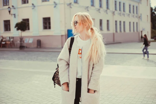 Young Beautiful Girl Posing Street Dress Backpack — Stock Photo, Image