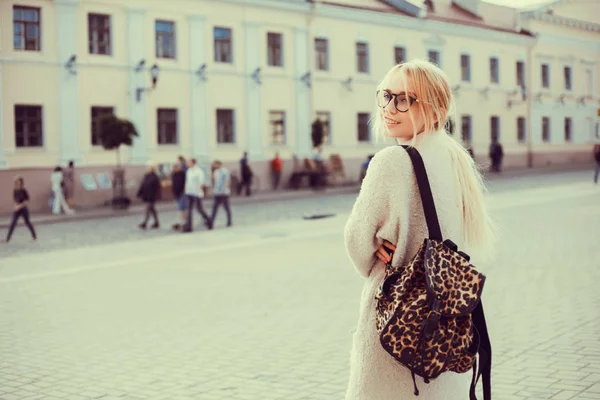 Young Beautiful Girl Posing Street Dress Backpack — Stock Photo, Image