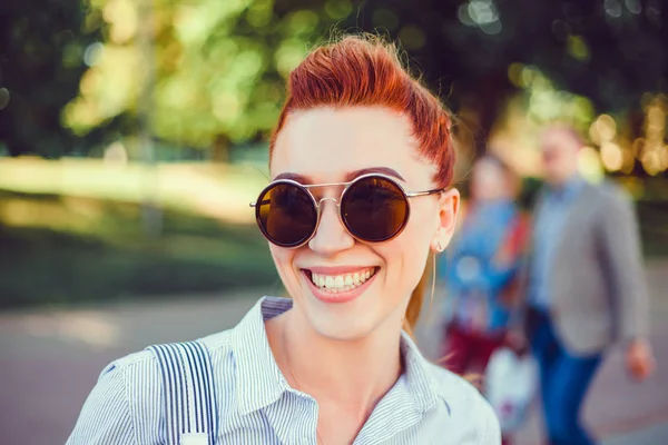 Young Beautiful Girl Posing Street Dress Backpack — Stock Photo, Image