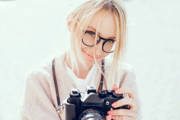 Wanita Cantik Muda Mengambil Gambar Kamera Vintage Wanita Fotografer Tupai — Stok Foto