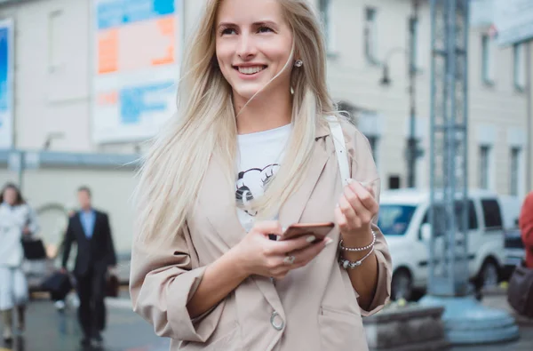 Young Beautiful Girl Uses Smartphone Cafe Surfing Internet — Stock Photo, Image