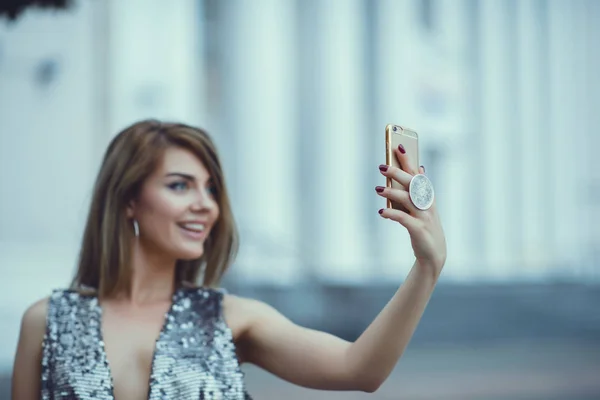 Junge Schönheit Mädchen Lila Haare Machen Selfie Auf Smartphone Glückliches lizenzfreie Stockfotos