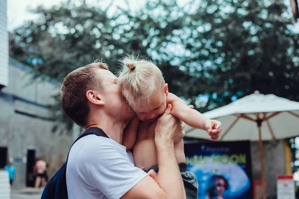 Vater Gibt Sohn Park Zurück Porträt Eines Glücklichen Vaters Der Stockfoto