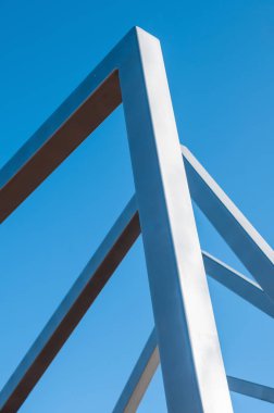 Mavi gökyüzü arka plan üzerinde çelik konstrüksiyon