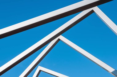 Mavi gökyüzü arka plan üzerinde çelik konstrüksiyon