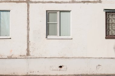 cephe ev, beyaz eski beton panel, önden görünüm