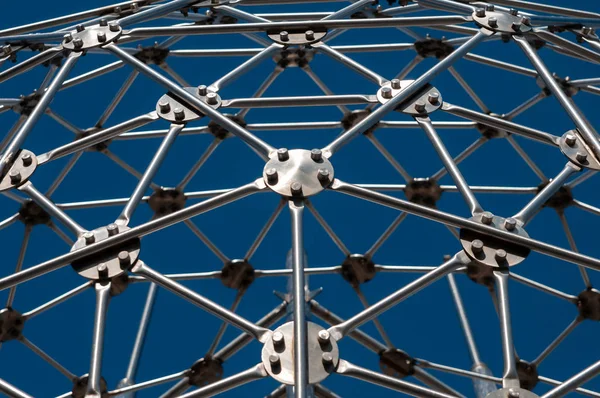 Mavi gökyüzü arka plan üzerinde çelik konstrüksiyon