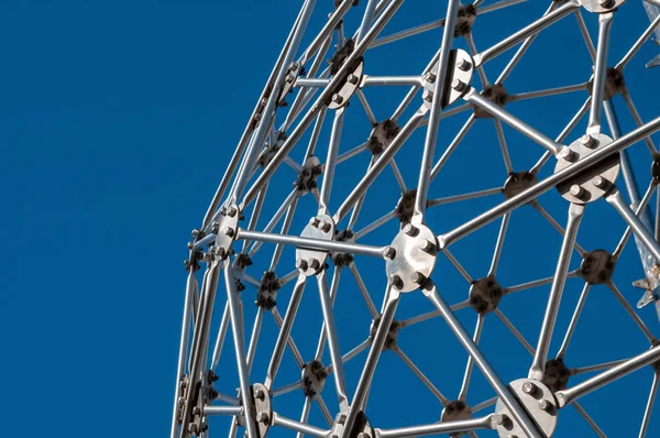 Mavi gökyüzü arka plan üzerinde çelik konstrüksiyon