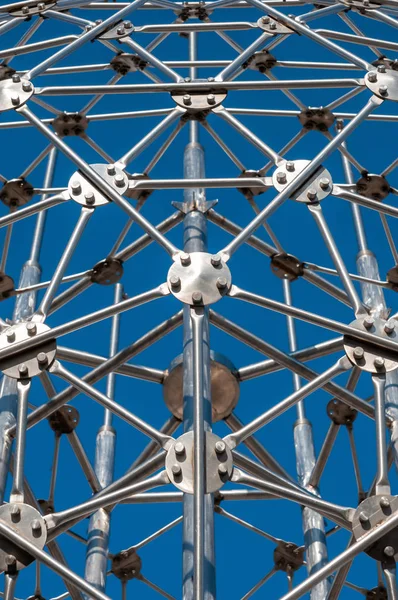 Mavi gökyüzü arka plan üzerinde çelik konstrüksiyon