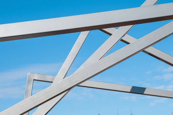 Mavi gökyüzü arka plan üzerinde çelik konstrüksiyon