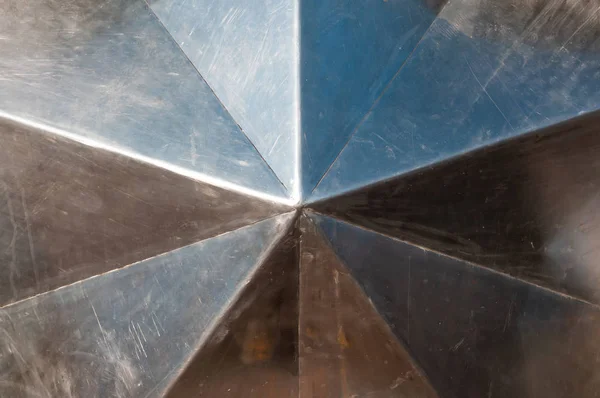 Sabahları açık havada metal konstrüksiyon