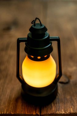 Işık lamba, siyah plastik ahşap bir masa üzerinde