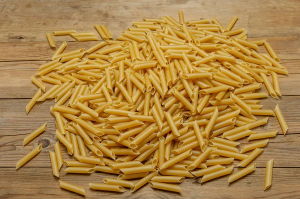 Makarna sert ve hafif bir eski ahşap tahta üzerinde kısa