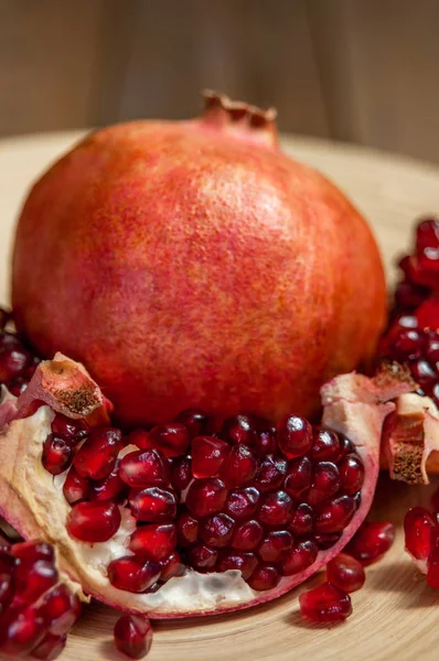 Nar ve düz plaka üzerinde ahşap masa açmak