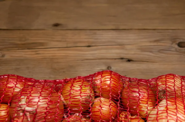 Oignons Dans Une Grille Emballage Sur Des Planches Bois — Photo