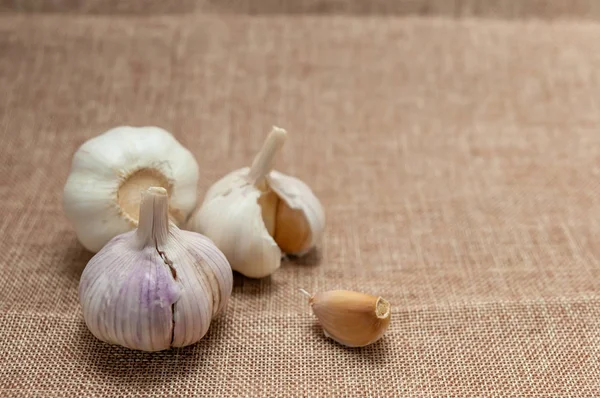 kahverengi kumaş üzerinde sarımsak başları