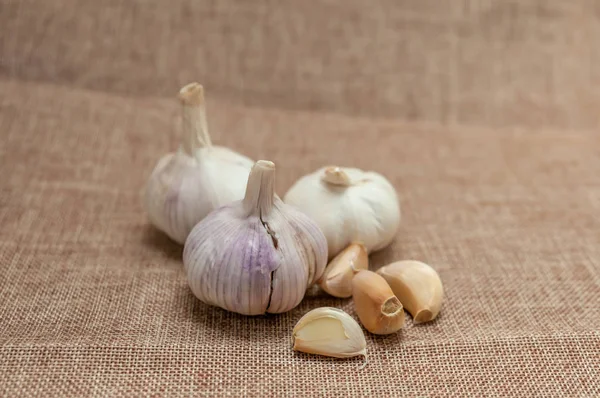 kahverengi kumaş üzerinde sarımsak başları