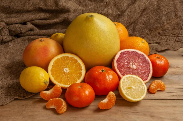 Mix bir ahşap tahta ve bir eski grandma's mendil narenciye