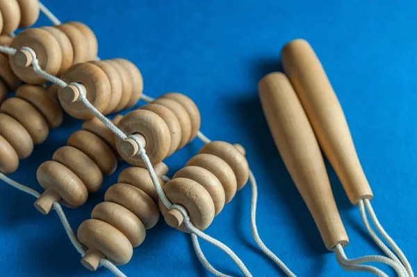 ahşap gövde masaj ile mavi arka plan üzerinde rulo