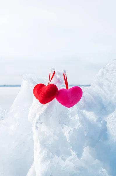 buz iki kabarık kalpleri ve serin Şubat