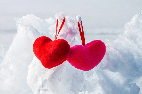 buz iki kabarık kalpleri ve serin Şubat