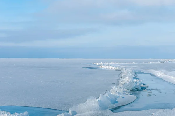 kırık buz mavi gökyüzü karşı donmuş bir gölün üzerinde