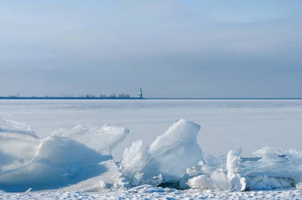 kırık buz mavi gökyüzü karşı donmuş bir gölün üzerinde
