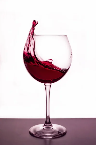 kırmızı şarap kadehinin - natürmort içecekler konulu sıçraması