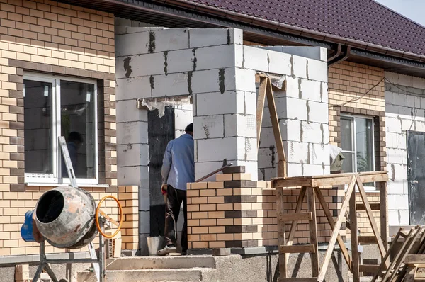 bahar günü, işçilerin evin bitiş cephe yapmak