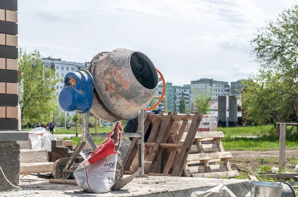 özel bir evin şantiyede çimento karıştırıcı