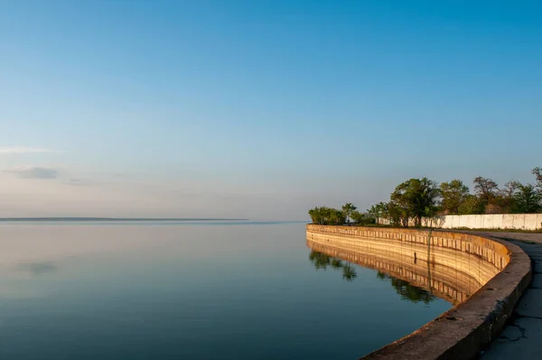 akşam gölüzerinde bir baraj sitesi