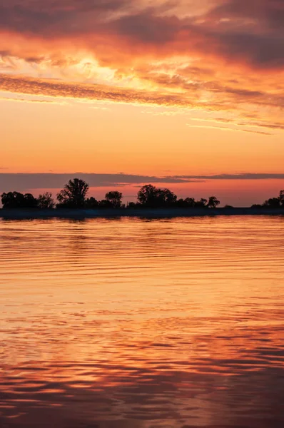nehir veya rezervuar üzerinde koyu turuncu günbatımı bahar akşamı