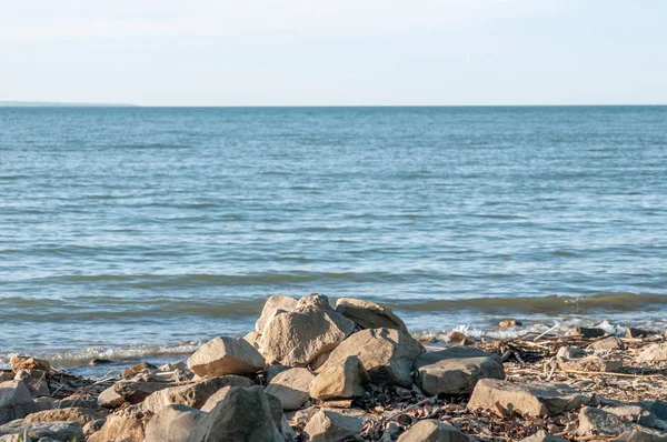 büyük taşlar ve göl kıyısı bir yaz akşamı
