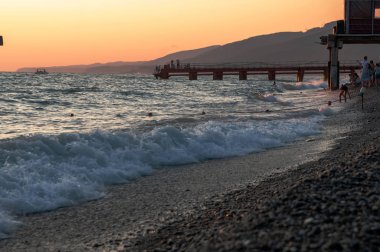 bir yaz gününde gün batımında deniz manzarası ve dağlar