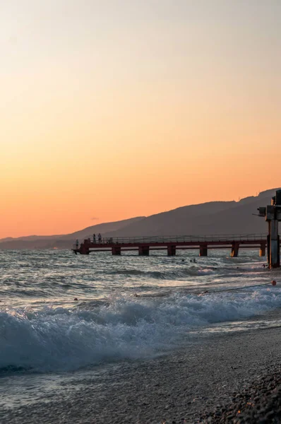 bir yaz gününde gün batımında deniz manzarası ve dağlar
