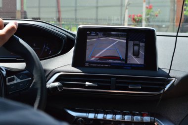 Bir Peugeot 3008 araba sürüş