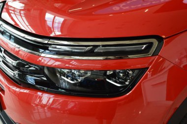 Yeni bir arabanın farı -arabanın ön