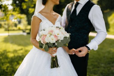 Gelinin elinde düğün buketi