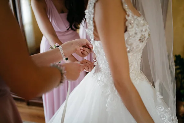 Manhã Noiva Quando Ela Usa Vestido Bonito — Fotografia de Stock