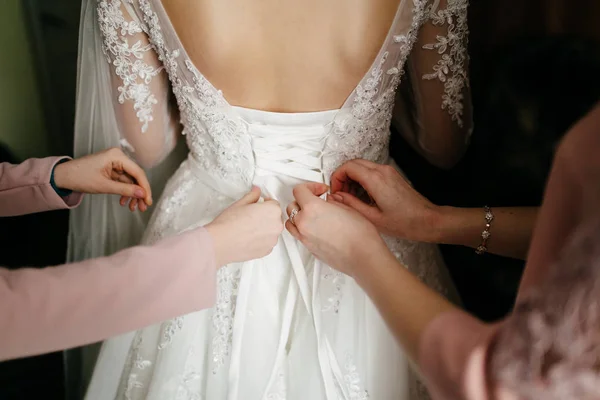 Πρωί Της Νύφης Όταν Φοράει Ένα Όμορφο Φόρεμα — Φωτογραφία Αρχείου