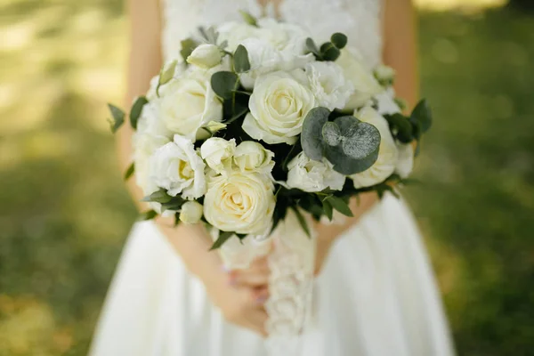 Esküvői Csokor Menyasszony Kezében — Stock Fotó