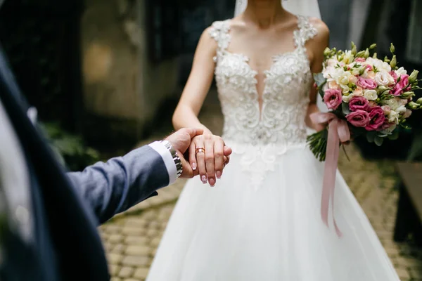 Γαμήλιο Μπουκέτο Στα Χέρια Της Νύφης — Φωτογραφία Αρχείου