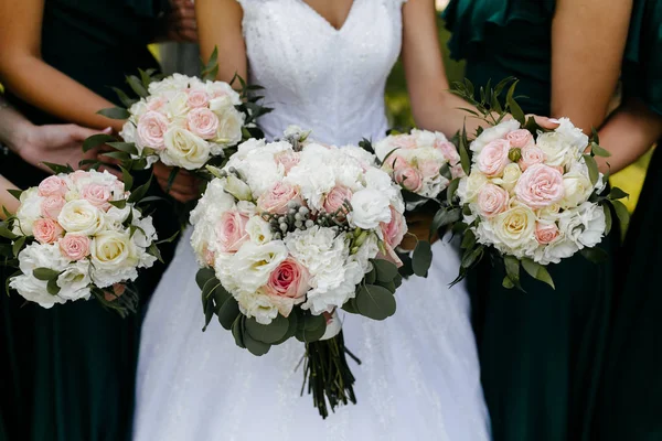 Bouquet Mariage Entre Les Mains Mariée — Photo