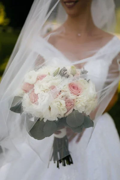 Bouquet Mariage Entre Les Mains Mariée Photos De Stock Libres De Droits