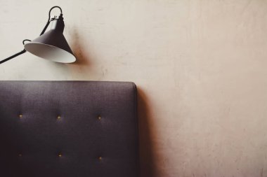 Modern iç alay kadar arka plan gri Tekstil koltuk ve Black Metal lamba ile