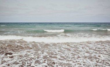 Harika deniz manzarası. Bir sahil üzerinde kırma sörf dalgalar. Muhteşem okyanus doğa. Önden görünüm