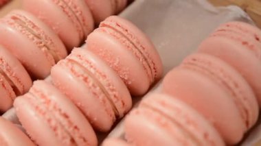 Pastel renkli macaroons palet olarak arka plan, görünümü kapatın