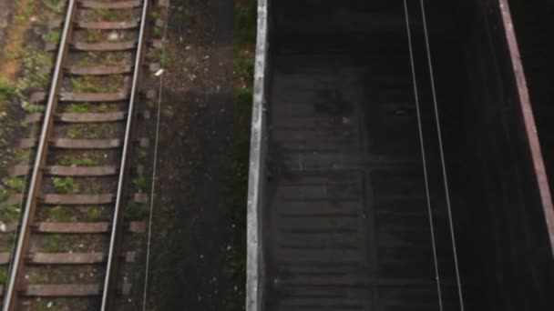 Widok z góry samochody pusty pociąg towarowy — Wideo stockowe