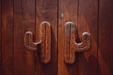 Yakın kadar üzerinde bir yaratıcı Restoran giriş yoluna yakın bir restoran entryway üzerinde kapı kolu olarak soyut kaktüsler kulplu